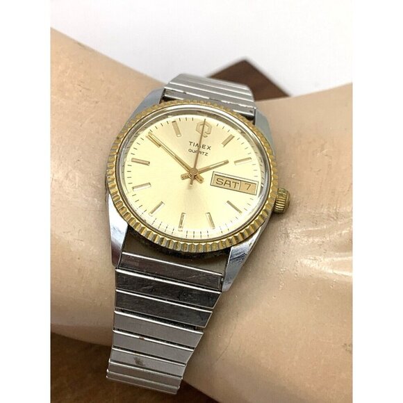 Timex Q Men's Watch Vintage Quartz Gold Dial Day Date 33mm Expansion Ste… - Picture 5 of 14